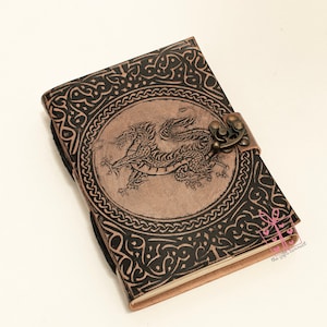 Journal en cuir embossé dragon, carnet en cuir rechargeable fait main grimoire celtique, cadeau médiéval antique pour unisexe avec serrure en C en laiton image 2