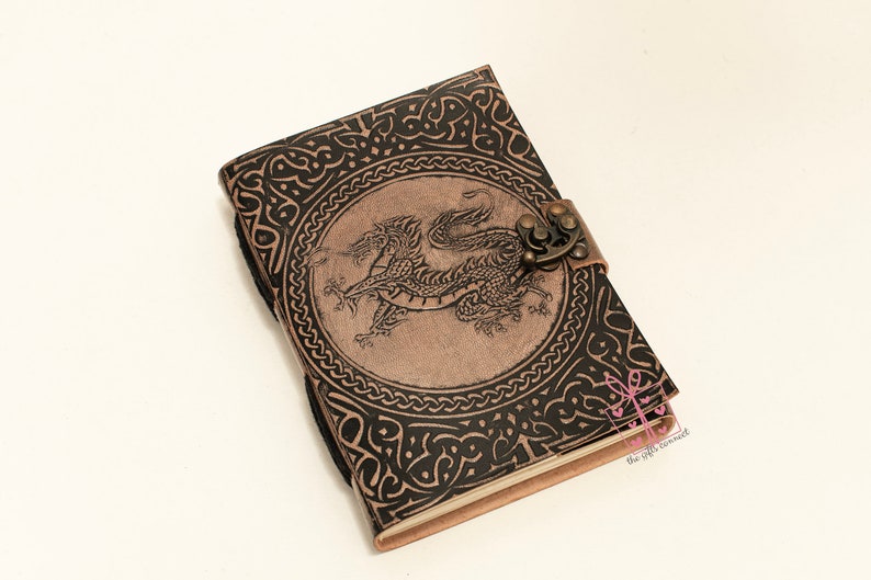 Journal en cuir embossé dragon, carnet en cuir rechargeable fait main grimoire celtique, cadeau médiéval antique pour unisexe avec serrure en C en laiton image 2