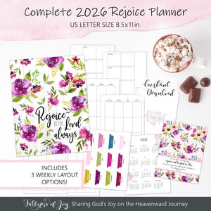 Könnte beinhalten: Ein vollständiger 2026 Rejoice-Planer mit floralem Design. Der Planer enthält wöchentliche Layout-Optionen und hat das US Letter-Format, 21,6 x 27,9 cm. Das Cover zeigt den Text "Rejoice in the Lord always".