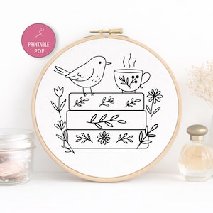 Modèle de broderie PDF pour les amoureux des livres • Motif de pile de livres oiseau et café • Broderie à la main d'art au trait confortable • Cerceau d'art imprimable