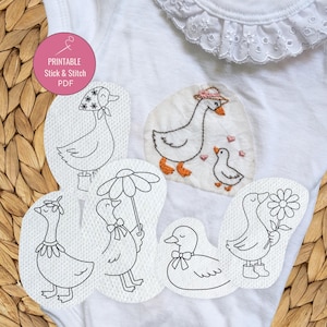 Può includere: Una collezione di modelli di ricamo PDF stampabili con bastoncino e punto, con disegni di oche stravaganti. I disegni includono oche con cappelli, fiocchi e fiori. L'immagine include il testo "Printable Stick & Stitch PDF".