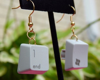 Kolczyki z klawiatury komputera na cele charytatywne