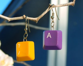 Wielokolorowe kolczyki z klawiaturą komputerową na cele charytatywne