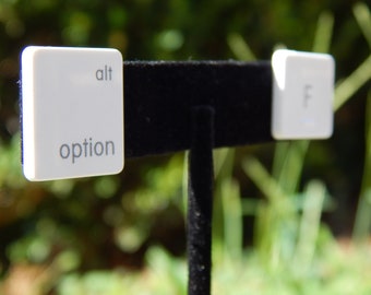 Kolczyki w kształcie klawiatury komputerowej na cele charytatywne