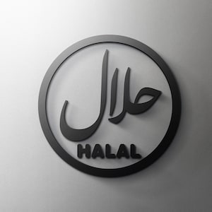 Puede incluir: Una pegatina circular en blanco y negro con la palabra árabe "Halal" en una fuente estilizada y la palabra "HALAL" en mayúsculas debajo.