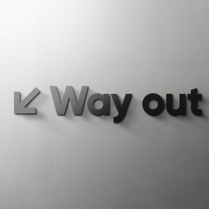 Peut inclure: Un panneau noir et blanc avec une flèche pointant vers la gauche et le texte "Way out".