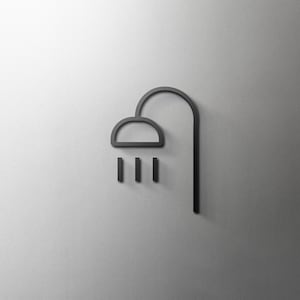 Pode incluir: Um desenho de linha preta de um chuveiro com gotas de água sobre um fundo branco.