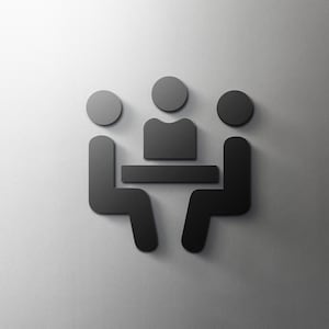 Puede incluir: Ilustración en blanco y negro de cuatro personas sentadas alrededor de una mesa. Las personas están representadas por figuras simples de palitos.