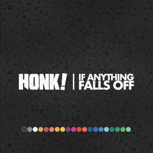 以下が含まれることがあります： 黒い背景に水滴と白いテキスト「HONK! | IF ANYTHING FALLS OFF」があります。テキストの下には、色の付いた円の列があります。