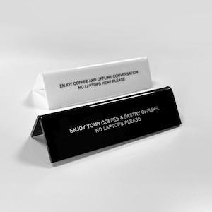 Custom Acrylic Table Sign – Engraved &quot;No Laptops&quot; Message – Folded Café Desk Sign – Personalized Coffee Shop Tabletop Display
