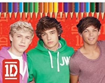 Puede incluir: Cinco jóvenes con cabello castaño aparecen en la imagen frente a un fondo de lápices de colores. Los hombres visten ropa informal. El texto "1D 50 Colouring Pencils" es visible en la esquina inferior derecha de la imagen.