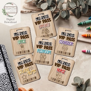 Op de afbeelding: Houten VIP-passen met de tekst "MRS SMITH'S VIP PASS" en locatielabels zoals "LIBRARY", "OFFICE", "RESTROOM", "COUNSELOR", "STUDENT HELPER" en "NURSE". Elke pas heeft een barcode.