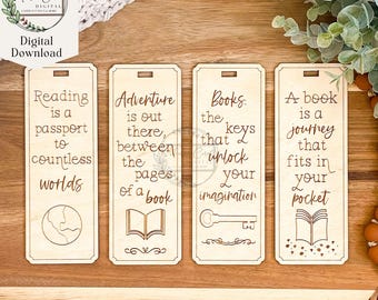 Könnte beinhalten: Vier Holz-Lesezeichen mit Laser-geschnittenen Designs und inspirierenden Zitaten über das Lesen. Die Zitate lauten: "Lesen ist ein Pass zu unzähligen Welten", "Abenteuer ist da draußen, zwischen den Seiten eines Buches", "Bücher: die Schlüssel, die deine Fantasie entriegeln", und "Ein Buch ist eine Reise, die in deine Tasche passt".