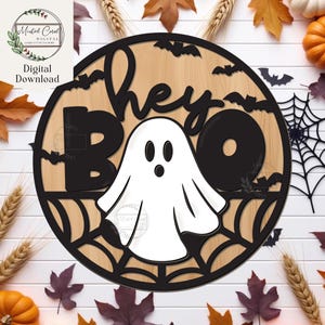 Letrero de Halloween &quot;Hey Boo&quot; SVG, descarga digital, fantasma redondo con telaraña de bienvenida, murciélagos de Halloween, colgador de puerta, Glowforge, archivo cortado con láser