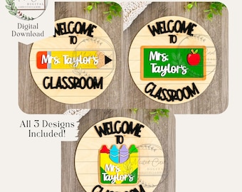 Puede incluir: Tres letreros redondos de madera con el texto "Bienvenido a la clase de la Sra. Taylor" en letras negras. Los letreros presentan diferentes diseños: un lápiz, una pizarra con una manzana y una caja de crayones.