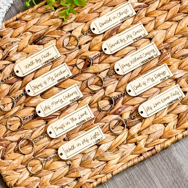 K&ouml;nnte beinhalten: Ein Satz von zehn Holzschl&uuml;sselanh&auml;ngern mit inspirierenden Bibelversen und Schriftreferenzen. Jeder Schl&uuml;sselanh&auml;nger zeigt einen anderen Vers und ist an einem silbernen Schl&uuml;sselring befestigt.