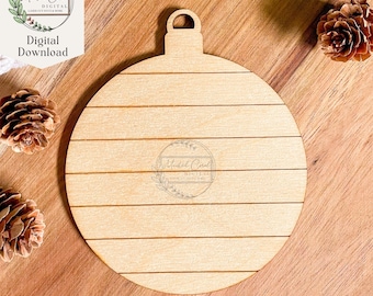 Könnte beinhalten: Ein Holz-Anhänger in Form eines Weihnachtsbaumschmucks mit einem Haken oben. Der Anhänger ist aus hellem braunem Holz gefertigt und hat horizontale Linien auf der Oberfläche.
