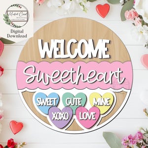 Signe de bienvenue chérie, fichier numérique, Saint-Valentin, coeurs de bonbons, accroche-porte, Glowforge, Cricut, panneau rond, découpeur laser, téléchargement,