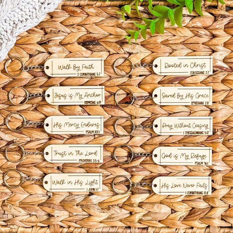K&ouml;nnte beinhalten: Ein Set aus zehn Holzschl&uuml;sselanh&auml;ngern mit inspirierenden Bibelversen und Schriftreferenzen. Jeder Schl&uuml;sselanh&auml;nger zeigt einen anderen Vers und ist mit einem einfachen Design graviert.