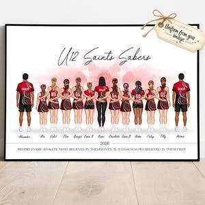 Pode incluir: Uma impressão emoldurada intitulada U12 Saints Sabers apresentando uma ilustração digital de uma equipe de netball e dois treinadores em pé em uma fileira com os braços entrelaçados. Os jogadores usam uniformes vermelhos e pretos com etiquetas.
