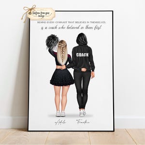 Może przedstawiać: Oprawiony wydruk z ilustracją gimnastyczki z blond warkoczami i trenera z ciemnymi włosami. Tekst brzmi: BEHIND EVERY GYMNAST THAT BELIEVES IN THEMSELVES, is a coach who believed in them first. Poniżej znajdują się imiona Adele i Frankie.