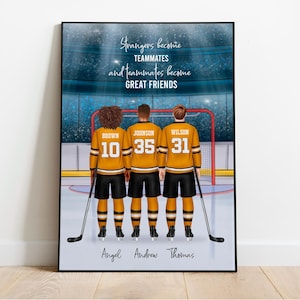 Puede incluir: Impresi&oacute;n enmarcada con tres jugadores de hockey sobre hielo con uniformes dorados y negros, cada uno con un n&uacute;mero diferente. El texto dice: "Los extra&ntilde;os se convierten en compa&ntilde;eros de equipo y los compa&ntilde;eros de equipo se convierten en GRANDES AMIGOS". Los nombres est&aacute;n listados en la parte inferior.