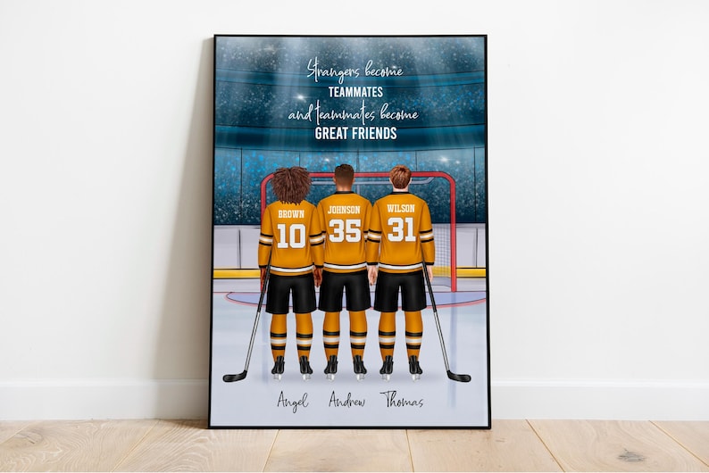 Puede incluir: Impresi&oacute;n enmarcada con tres jugadores de hockey sobre hielo con uniformes dorados y negros, cada uno con un n&uacute;mero diferente. El texto dice: "Los extra&ntilde;os se convierten en compa&ntilde;eros de equipo y los compa&ntilde;eros de equipo se convierten en GRANDES AMIGOS". Los nombres est&aacute;n listados en la parte inferior.