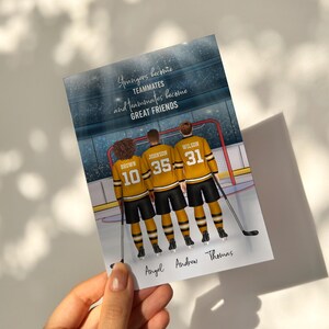 Puede incluir: Una impresi&oacute;n personalizada con tem&aacute;tica de hockey que presenta a tres jugadores con camisetas amarillas y negras con los nombres Brown, Johnson y Wilson, y los n&uacute;meros 10, 35 y 31. La impresi&oacute;n incluye el texto "Strangers become teammates and teammates become GREAT FRIENDS."