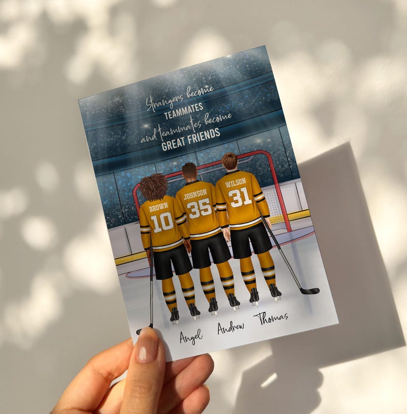 Puede incluir: Una impresi&oacute;n personalizada con tem&aacute;tica de hockey que presenta a tres jugadores con camisetas amarillas y negras con los nombres Brown, Johnson y Wilson, y los n&uacute;meros 10, 35 y 31. La impresi&oacute;n incluye el texto "Strangers become teammates and teammates become GREAT FRIENDS."