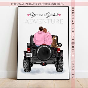 Puede incluir: Una impresión digital enmarcada que presenta a una pareja con sudaderas rosas y un perro sentados en la parte trasera de un Jeep negro. El texto "You are a Greatest Adventure" está encima de ellos. La llanta de repuesto tiene nombres y una fecha. La impresión está etiquetada como "Digital Print High Quality".