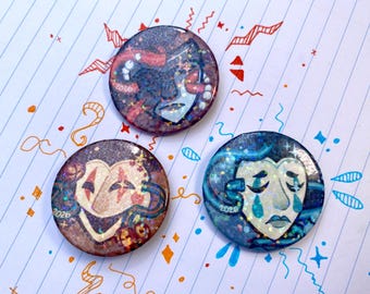 ART FIGHT 2026 holografische pin | Komedie/tragedie/mysterie | 1,5" / 37 mm