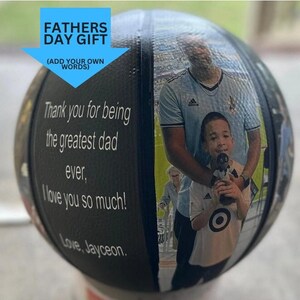 Op de afbeelding: Een zwart-witte basketbal met een gepersonaliseerd bericht dat luidt: "Fathers Day Gift (Add Your Own Words) Thank you for being the greatest dad ever, I love you so much! Love, Jayceon."