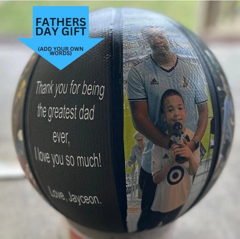 Op de afbeelding: Een zwart-witte basketbal met een gepersonaliseerd bericht dat luidt: "Fathers Day Gift (Add Your Own Words) Thank you for being the greatest dad ever, I love you so much! Love, Jayceon."