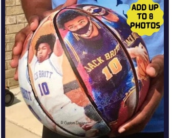 Pode incluir: Uma bola de basquete com um design personalizado que apresenta fotos de jogadores de basquete. A bola de basquete tem um design preto e branco com as palavras "Jack Britt" e "10" nela. A bola de basquete está sendo segurada pelas mãos de uma pessoa.