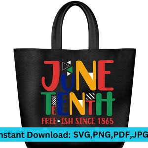 Op de afbeelding: Een zwarte tote bag met een kleurrijke afbeelding met de tekst "Juneteenth Free-ish Since 1865".
