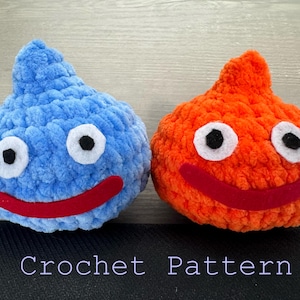 Puede incluir: Dos juguetes de peluche tejidos a crochet con forma de manchas sonrientes. Uno es azul y el otro es naranja. Patrón de crochet.