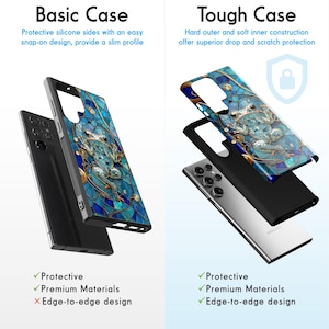 Peut inclure: Deux coques de t&eacute;l&eacute;phone avec un motif de grenouille bleu et or. La coque de gauche est une coque basique avec un profil fin. La coque de droite est une coque r&eacute;sistante avec une construction ext&eacute;rieure dure et int&eacute;rieure souple. Les deux coques affichent "Protective", "Premium Materials", et "Edge-to-edge design".