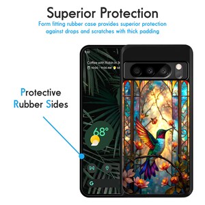 Op de afbeelding: Een zwarte telefoonhoes met een kleurrijk glas-in-loodontwerp met een kolibrie. De hoes heeft een beschermende rubberen bumper rond de randen. Het telefoonscherm toont een weer-app met een temperatuur van 68 graden Fahrenheit.