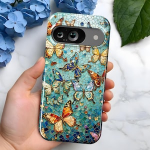 Puede incluir: Una funda de teléfono azul con un diseño de mosaico con mariposas de colores. La funda tiene un recorte para el objetivo de la cámara.