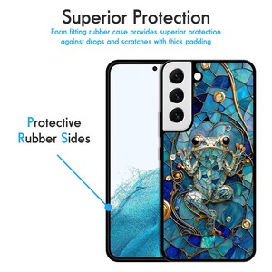 Peut inclure: Une coque de t&eacute;l&eacute;phone avec un motif en mosa&iuml;que bleu et or repr&eacute;sentant une grenouille. La coque est dot&eacute;e d'un pare-chocs en caoutchouc protecteur et d'une lentille d'appareil photo sur&eacute;lev&eacute;e.
