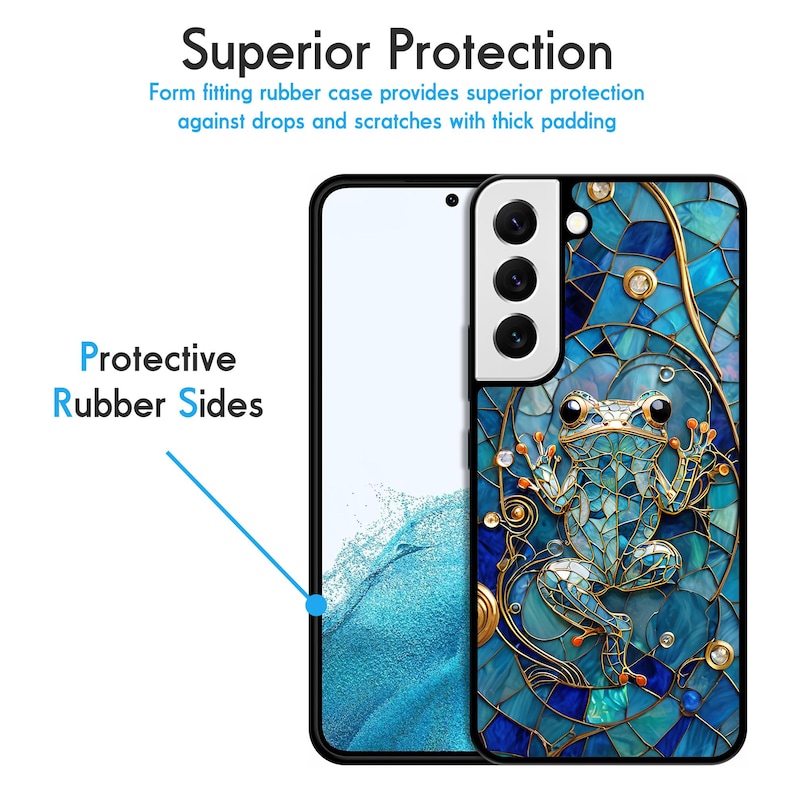 Peut inclure: Une coque de t&eacute;l&eacute;phone avec un motif en mosa&iuml;que bleu et or repr&eacute;sentant une grenouille. La coque est dot&eacute;e d'un pare-chocs en caoutchouc protecteur et d'une lentille d'appareil photo sur&eacute;lev&eacute;e.