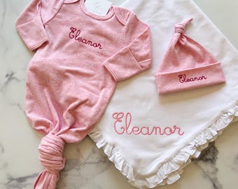 Conjunto de regalo personalizado para bebé: vestido, gorro y manta bordados con nudos. Conjunto para recién nacido con nombre personalizado.