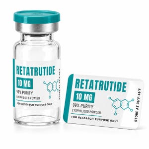 Può includere: Un flacone in vetro trasparente con tappo color verde acqua e un'etichetta rettangolare abbinata. L'etichetta riporta RETATRUTIDE, 10 MG, 99% PURITY, LYOPHILIZED POWDER, FOR RESEARCH PURPOSE ONLY e STORE AT 36°F-46°F, con una struttura chimica.