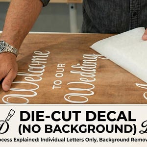 K&ouml;nnte beinhalten: Ein Holzschild mit wei&szlig;em Text, der &bdquo;Welcome to our Wedding&ldquo; (Willkommen zu unserer Hochzeit) lautet. Ein gestanzter Aufkleber wird angebracht. Der Aufkleber ist wei&szlig; und ohne Hintergrund. Der Text &bdquo;DIE-CUT DECAL (NO BACKGROUND)&ldquo; ist ebenfalls sichtbar.