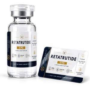 Puede incluir: Un vial de vidrio transparente con tapa plateada y una etiqueta rectangular a juego, ambos con el texto RETATRUTIDE 10 MG, LYOPHILIZED PEPTIDE, 99% PURITY, LAB QUALITY y FOR RESEARCH USE ONLY, con instrucciones de almacenamiento de 2-8 grados Celsius.