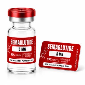 以下が含まれることがあります： 赤いキャップが付いた透明なガラスバイアル。ラベルには「SEMAGLUTIDE 5 MG, 99% PURITY, LYOPHILIZED POWDER, FOR RESEARCH PURPOSE ONLY, STORE AT 2°C-8°C」と赤字で記載されています。横には同じ内容が印刷された赤い長方形のラベルが置かれています。