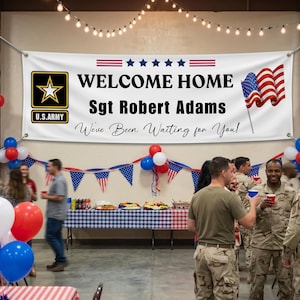 Puede incluir: Una pancarta horizontal blanca con el logotipo del Ejército de los EE. UU. a la izquierda, una bandera estadounidense ondeando a la derecha y el texto "WELCOME HOME Sgt Robert Adams We've Been Waiting for You!" en negro con estrellas azules.