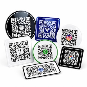Könnte beinhalten: Eine Sammlung von sieben glänzenden Schildern mit schwarz-weißen QR-Codes. Die Schilder sind kreisförmig, quadratisch und rechteckig mit verschiedenen farbigen Rändern und zentralen Symbolen für Weltkugel, WLAN, Instagram, Besteck, Dollarzeichen und Google.