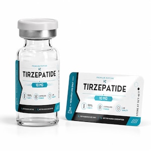 Könnte beinhalten: Eine durchsichtige Glasampulle mit weißem Verschluss und passendem rechteckigem Etikett, beide mit dem Text Tirzepatide 10 mg, Premium Peptide, 99% Purity, Lyophilized Powder, Lab Quality, Research Use Only und Not For Human Consumption.