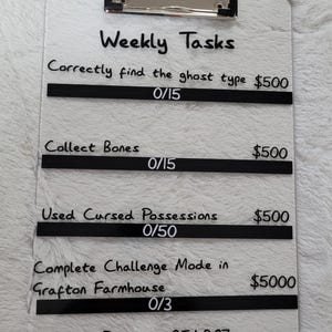 Könnte beinhalten: Ein transparenter Acryl-Klemmbrett mit silberner Klammer. Das Klemmbrett hat handgeschriebenen Text in schwarzer Tinte, darunter "Weekly Tasks" und Aufgabenbeschreibungen mit Fortschrittsanzeigen und Dollarbeträgen.